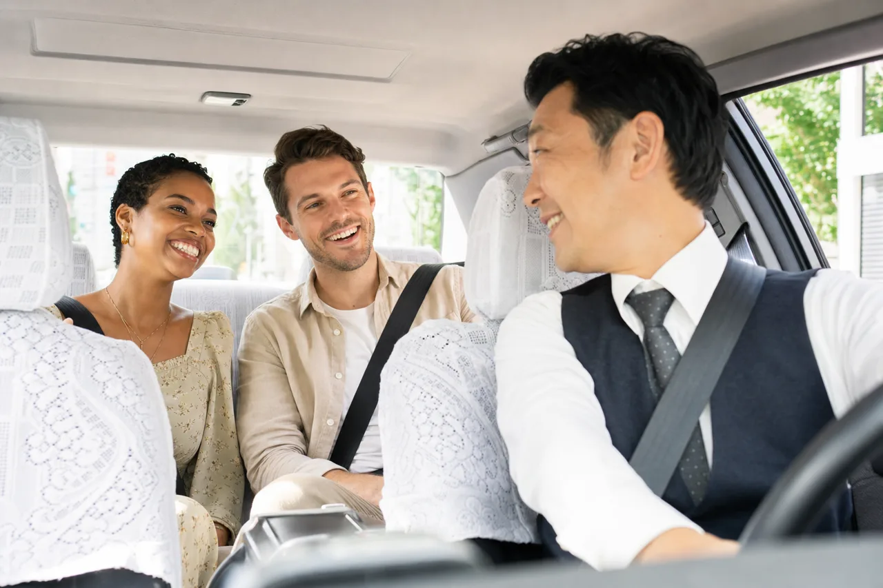 Clients satisfaits souriant à l'arrière d'un taxi de Taxi d'ici Coop